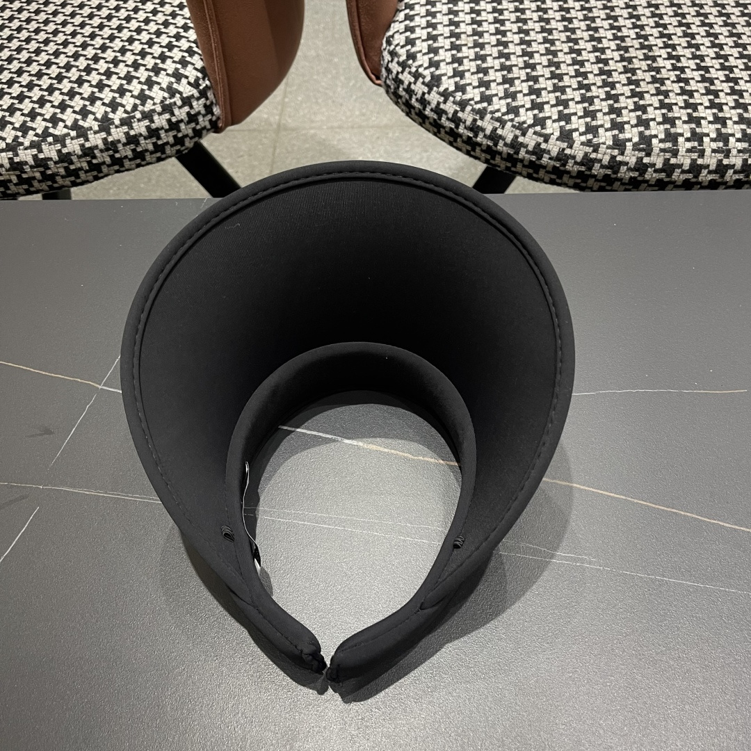  香奈儿CHANEL夏天必备单品，夏天搭配清凉夏日风情真的超级文艺范～随便一身小白裙就可以吸引大片目光～