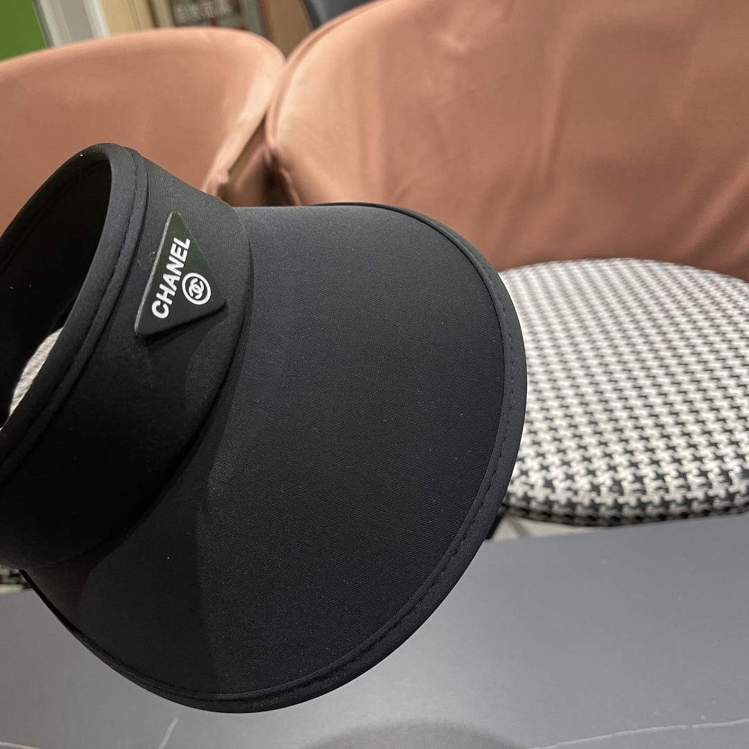  香奈儿CHANEL夏天必备单品，夏天搭配清凉夏日风情真的超级文艺范～随便一身小白裙就可以吸引大片目光～