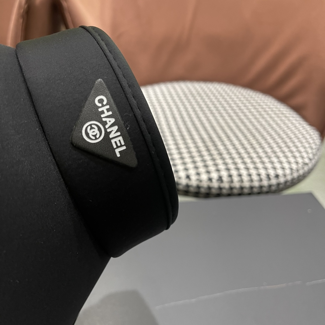  香奈儿CHANEL夏天必备单品，夏天搭配清凉夏日风情真的超级文艺范～随便一身小白裙就可以吸引大片目光～