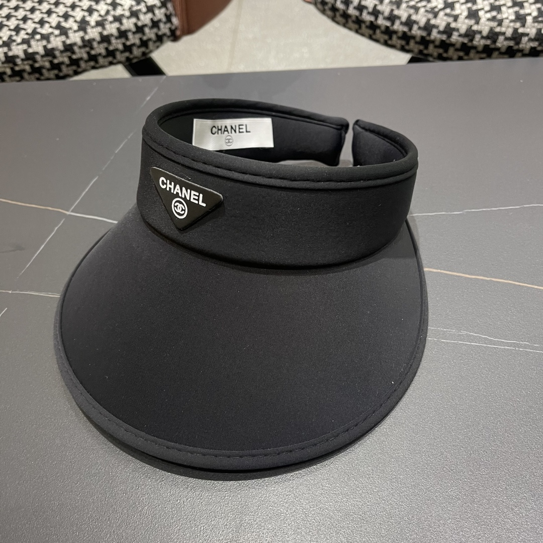  香奈儿CHANEL夏天必备单品，夏天搭配清凉夏日风情真的超级文艺范～随便一身小白裙就可以吸引大片目光～