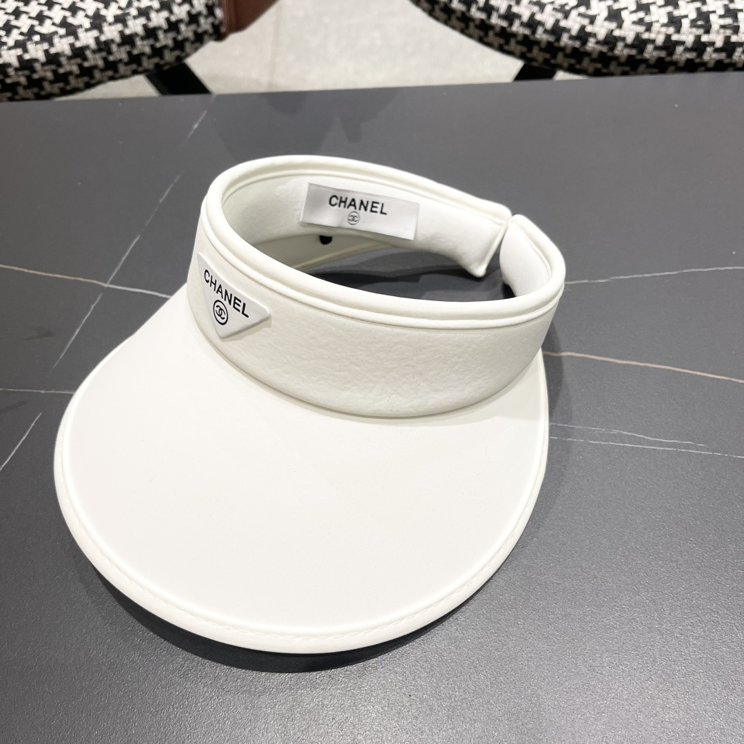  香奈儿CHANEL夏天必备单品，夏天搭配清凉夏日风情真的超级文艺范～随便一身小白裙就可以吸引大片目光～