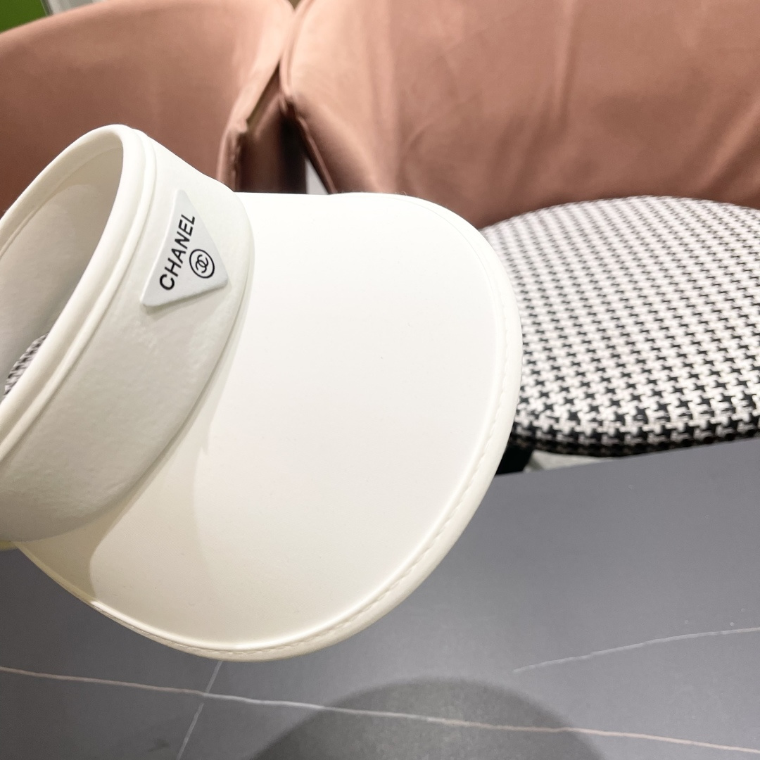  香奈儿CHANEL夏天必备单品，夏天搭配清凉夏日风情真的超级文艺范～随便一身小白裙就可以吸引大片目光～