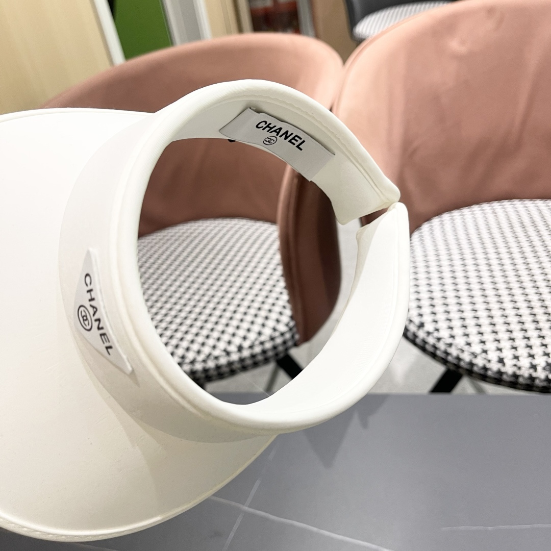  香奈儿CHANEL夏天必备单品，夏天搭配清凉夏日风情真的超级文艺范～随便一身小白裙就可以吸引大片目光～