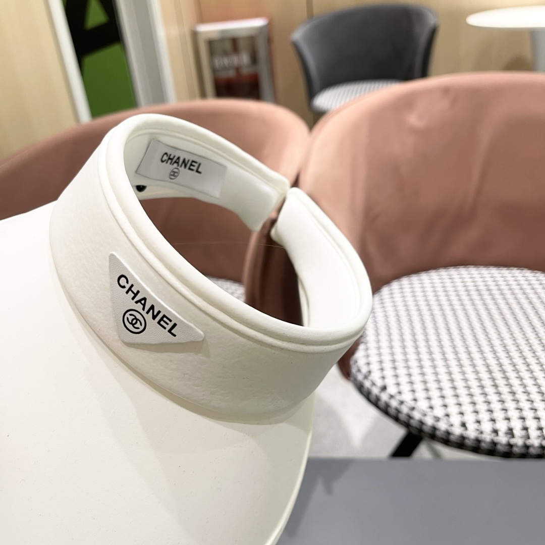  香奈儿CHANEL夏天必备单品，夏天搭配清凉夏日风情真的超级文艺范～随便一身小白裙就可以吸引大片目光～