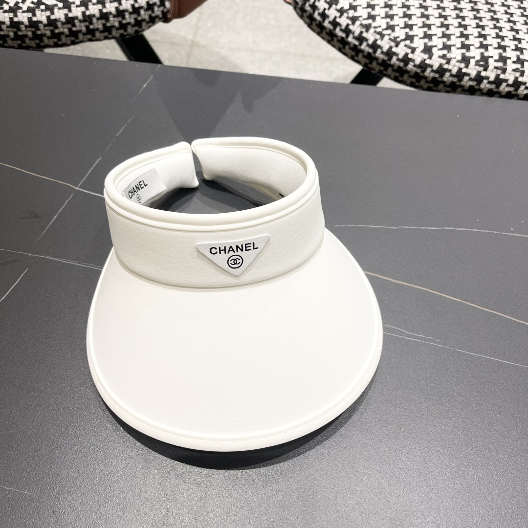  香奈儿CHANEL夏天必备单品，夏天搭配清凉夏日风情真的超级文艺范～随便一身小白裙就可以吸引大片目光～