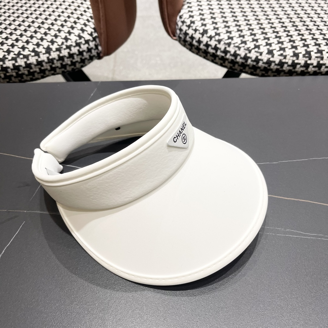  香奈儿CHANEL夏天必备单品，夏天搭配清凉夏日风情真的超级文艺范～随便一身小白裙就可以吸引大片目光～