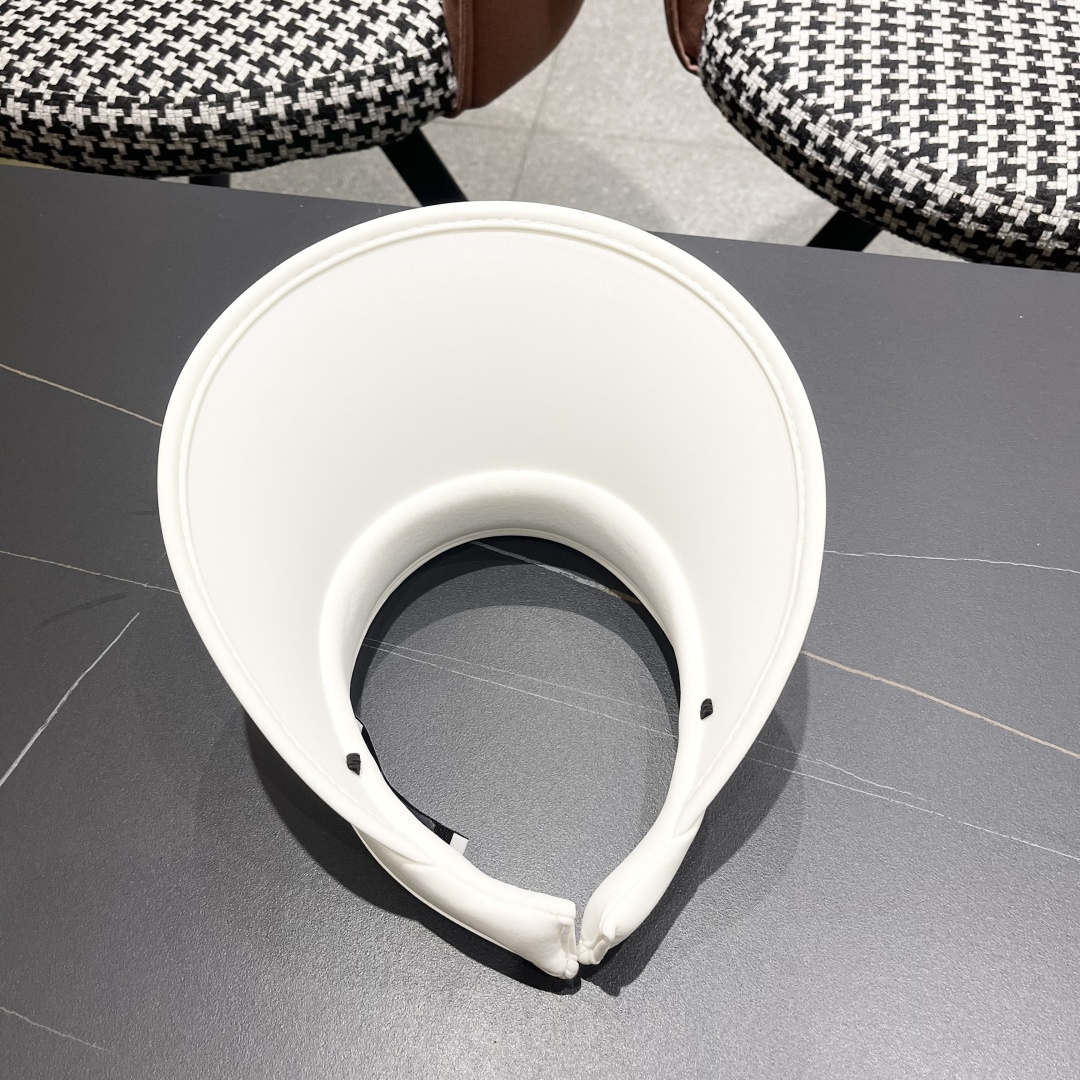  香奈儿CHANEL夏天必备单品，夏天搭配清凉夏日风情真的超级文艺范～随便一身小白裙就可以吸引大片目光～