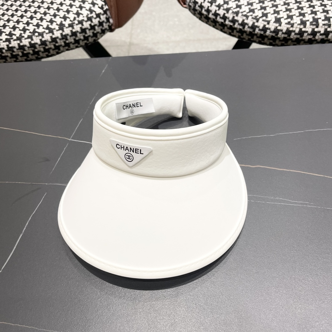  香奈儿CHANEL夏天必备单品，夏天搭配清凉夏日风情真的超级文艺范～随便一身小白裙就可以吸引大片目光～