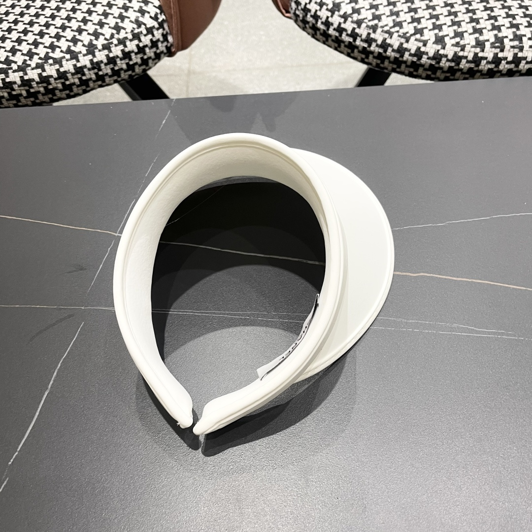  香奈儿CHANEL夏天必备单品，夏天搭配清凉夏日风情真的超级文艺范～随便一身小白裙就可以吸引大片目光～