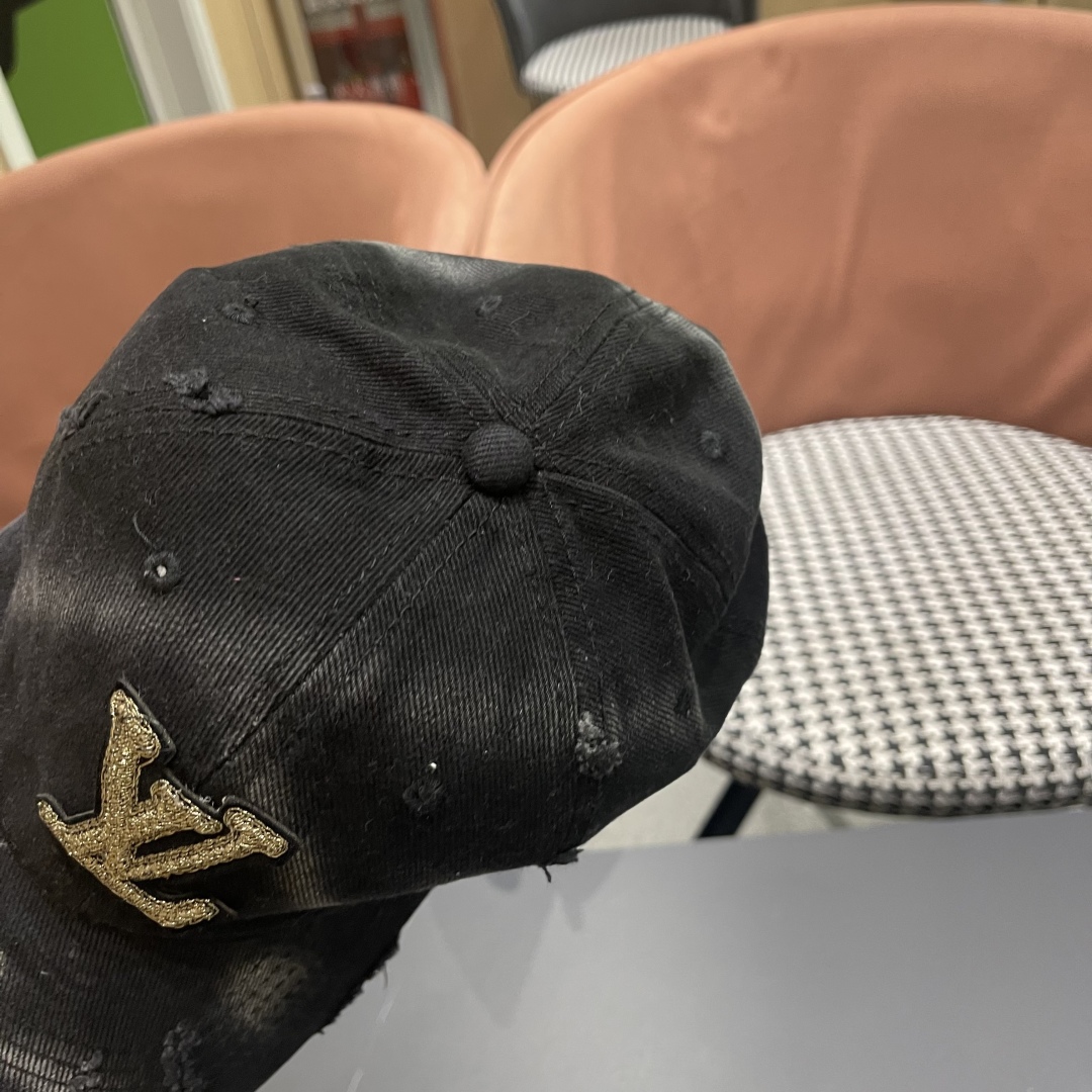  LV路易威登棒球帽  轻盈透气。完美版型，对格精准无误，原厂品质，独家实物拍摄，男女适用