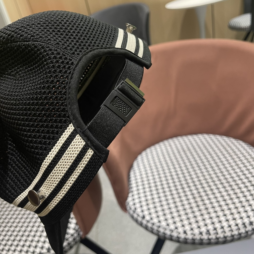  Prada普拉达宽檐鸭舌帽子女夏季大帽檐编织韩版渔夫帽百
搭款透气网眼防晒帽子