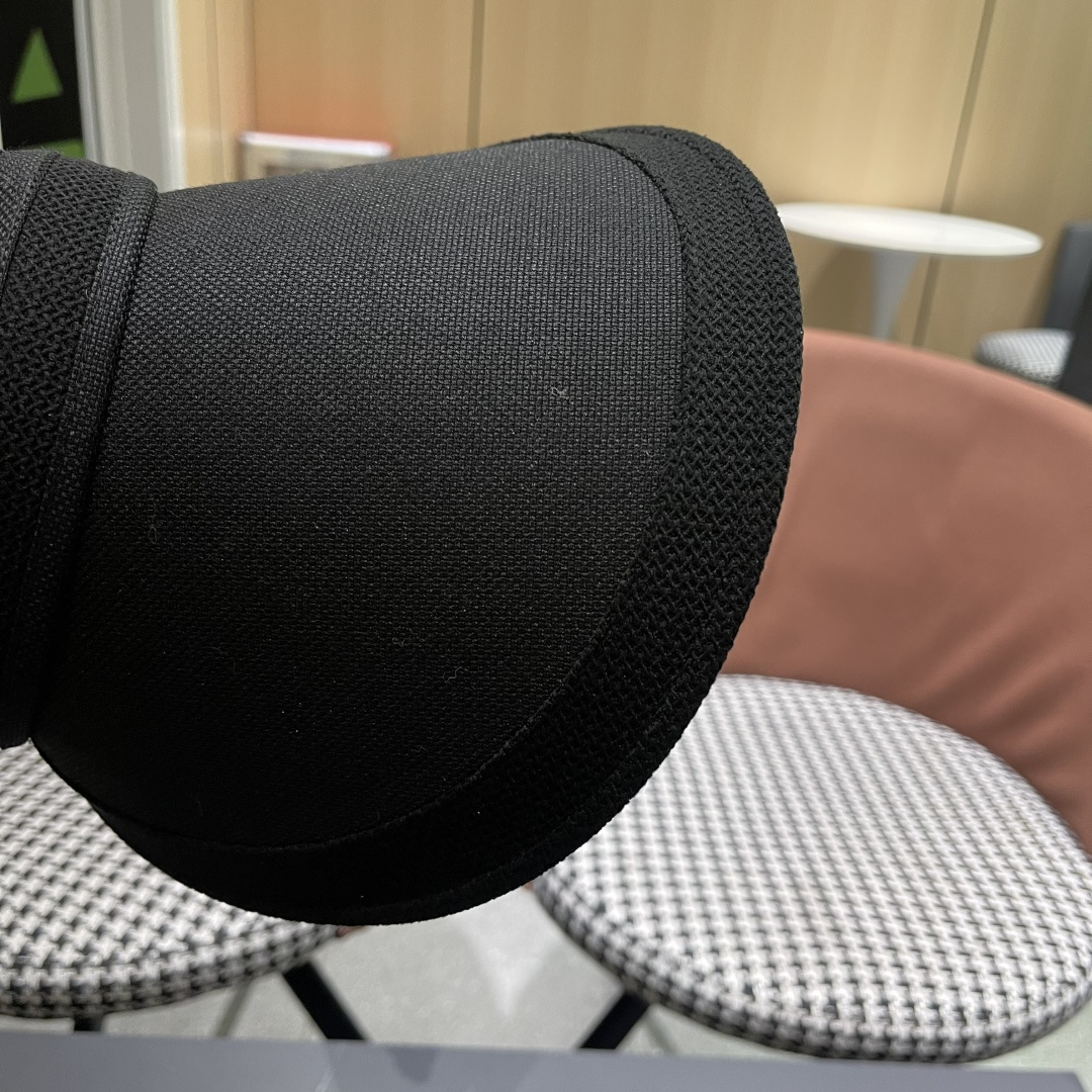  Lv 路易威登2025新款仿麻发箍式遮阳空顶帽春夏季户外防晒帽防紫外线
韩版大帽檐显脸小