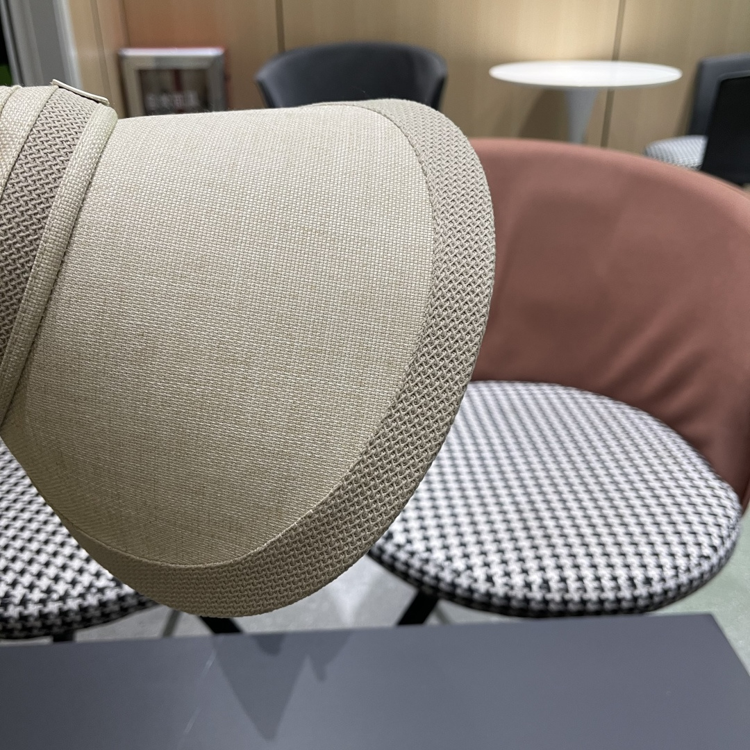  Lv 路易威登2025新款仿麻发箍式遮阳空顶帽春夏季户外防晒帽防紫外线
韩版大帽檐显脸小