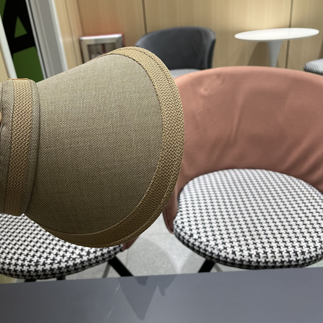  Lv 路易威登2025新款仿麻发箍式遮阳空顶帽春夏季户外防晒帽防紫外线
韩版大帽檐显脸小