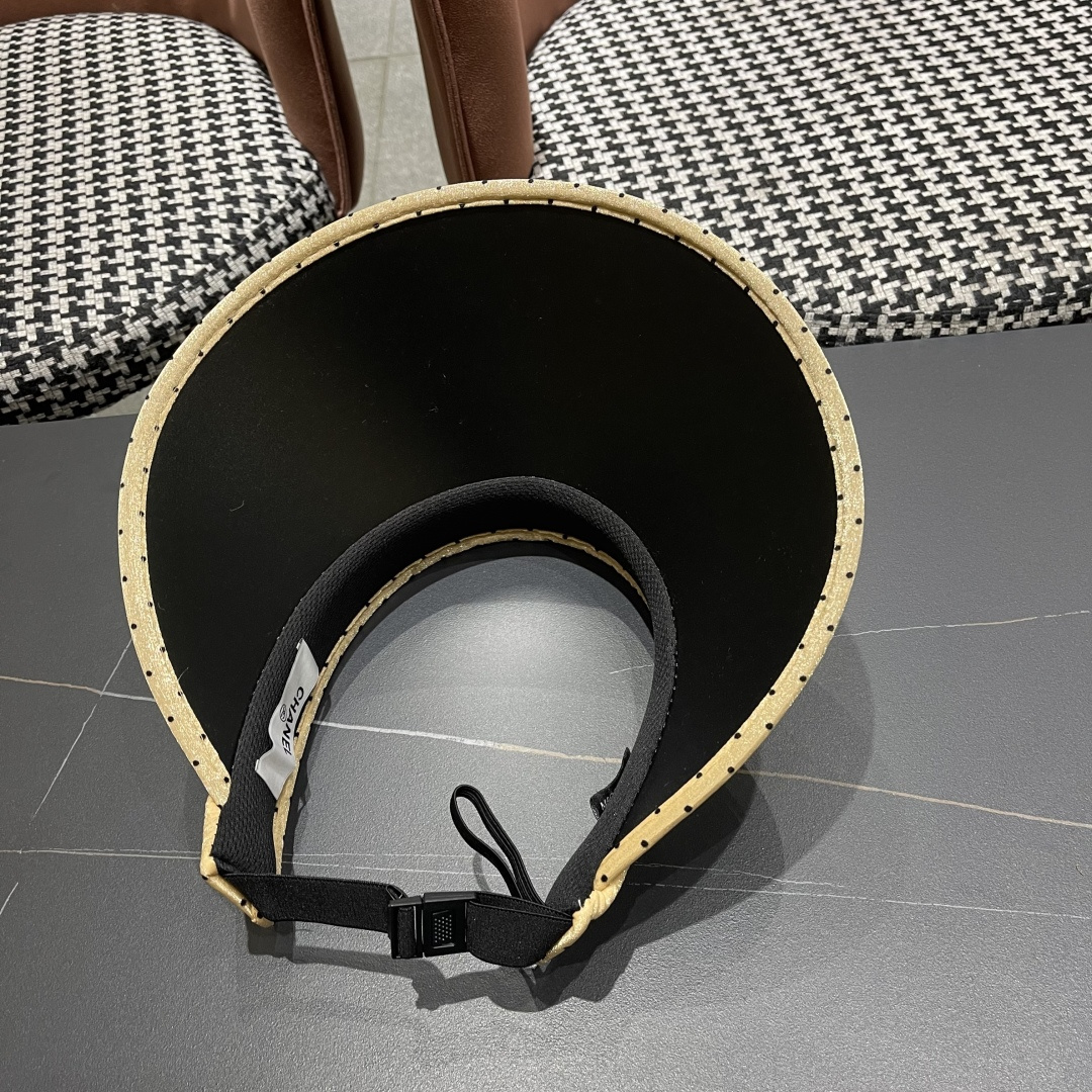  香奈儿CHANEL 新款法式波点大檐品脸小遮阳草编空顶帽女春夏防
晒潮时尚休闲 01