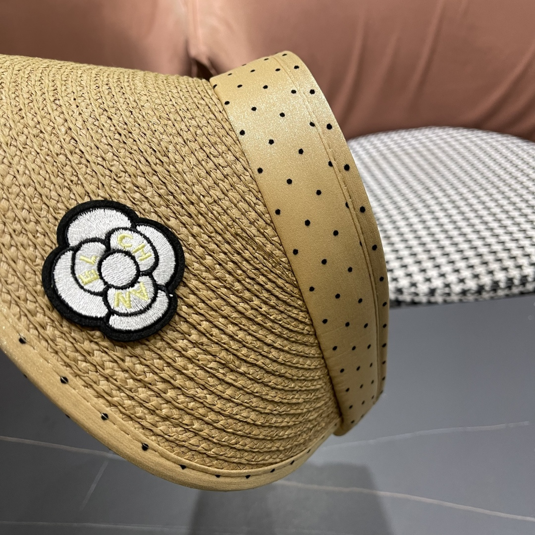  香奈儿CHANEL 新款法式波点大檐品脸小遮阳草编空顶帽女春夏防
晒潮时尚休闲 01