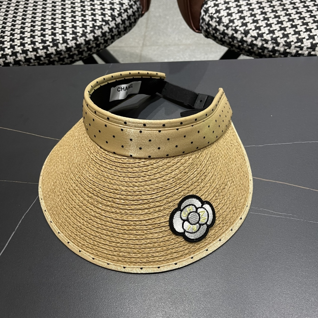  香奈儿CHANEL 新款法式波点大檐品脸小遮阳草编空顶帽女春夏防
晒潮时尚休闲 01