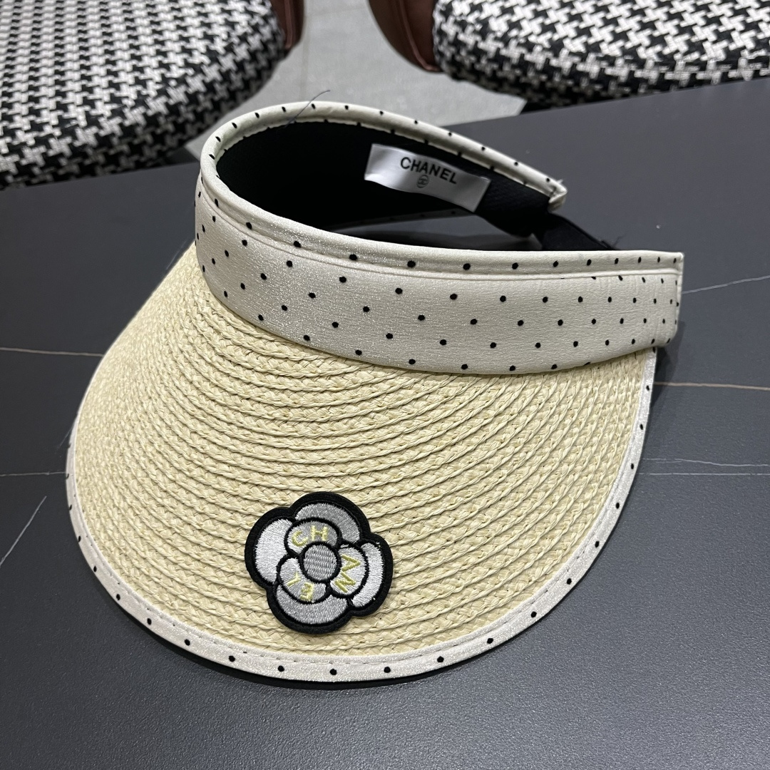  香奈儿CHANEL 新款法式波点大檐品脸小遮阳草编空顶帽女春夏防
晒潮时尚休闲 01