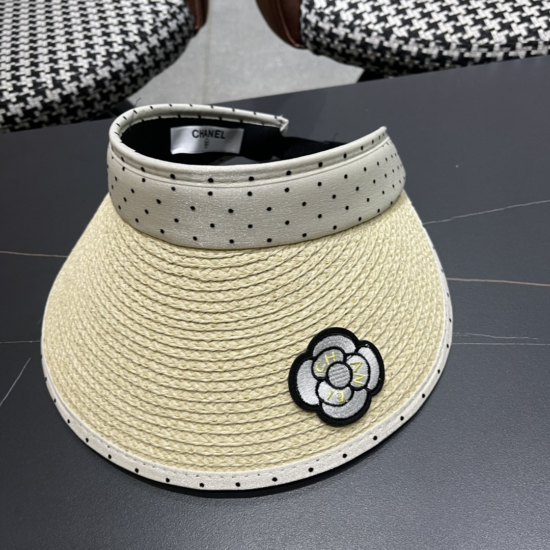  香奈儿CHANEL 新款法式波点大檐品脸小遮阳草编空顶帽女春夏防
晒潮时尚休闲 01