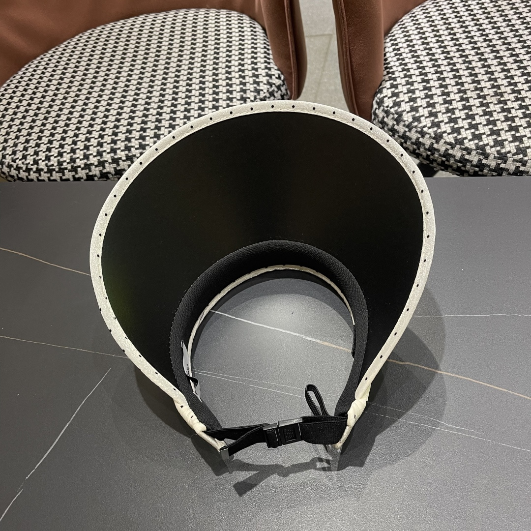  香奈儿CHANEL 新款法式波点大檐品脸小遮阳草编空顶帽女春夏防
晒潮时尚休闲 01