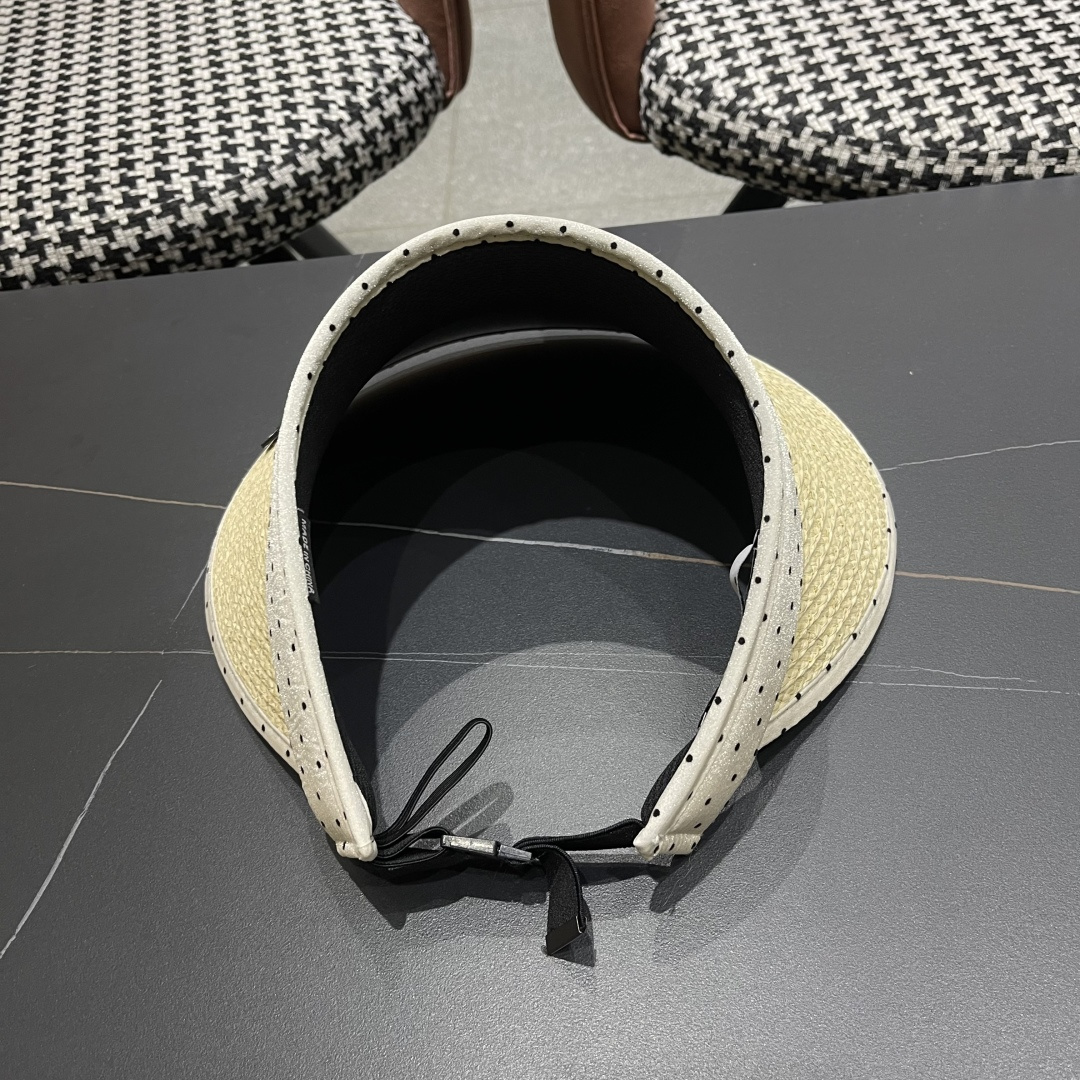  香奈儿CHANEL 新款法式波点大檐品脸小遮阳草编空顶帽女春夏防
晒潮时尚休闲 01