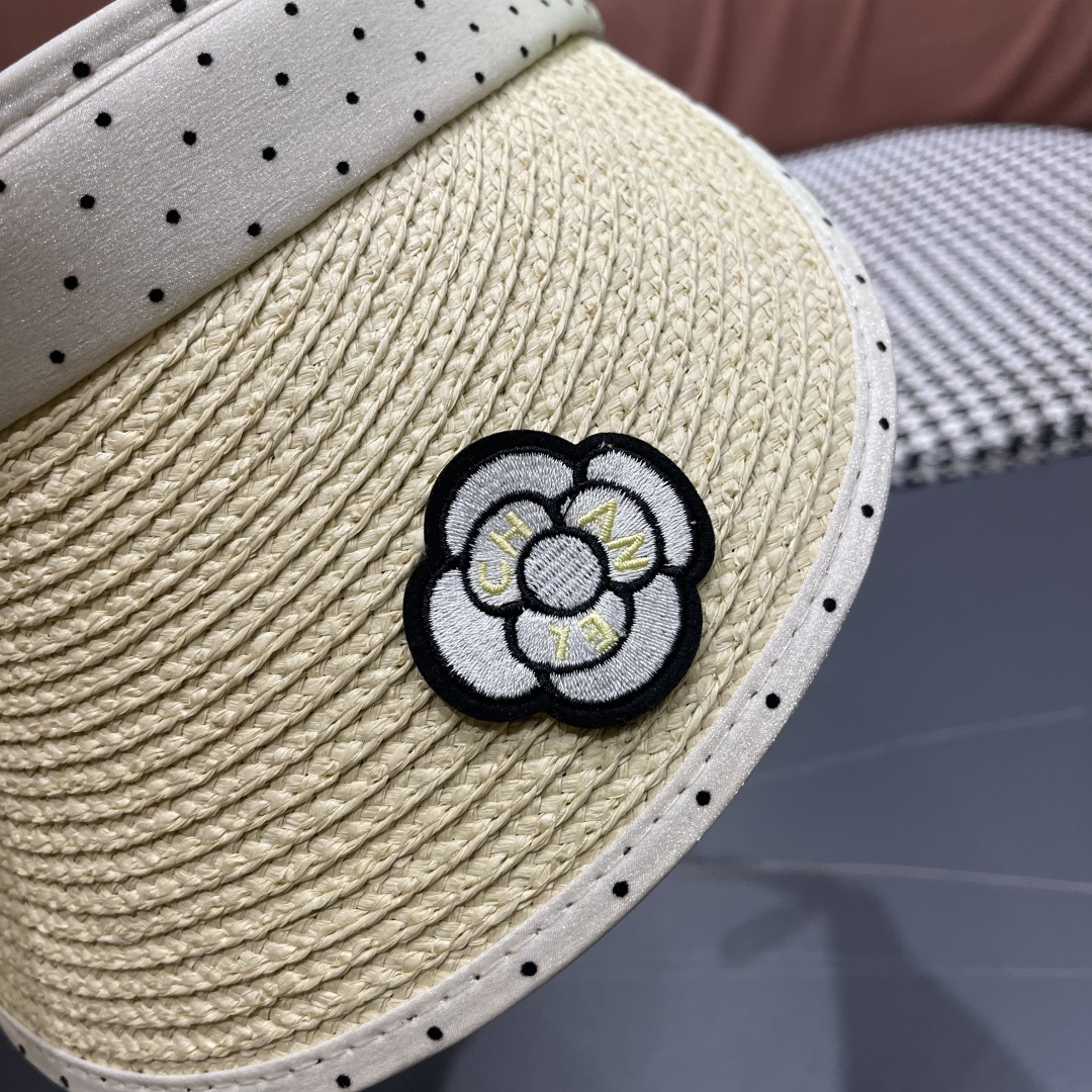  香奈儿CHANEL 新款法式波点大檐品脸小遮阳草编空顶帽女春夏防
晒潮时尚休闲 01