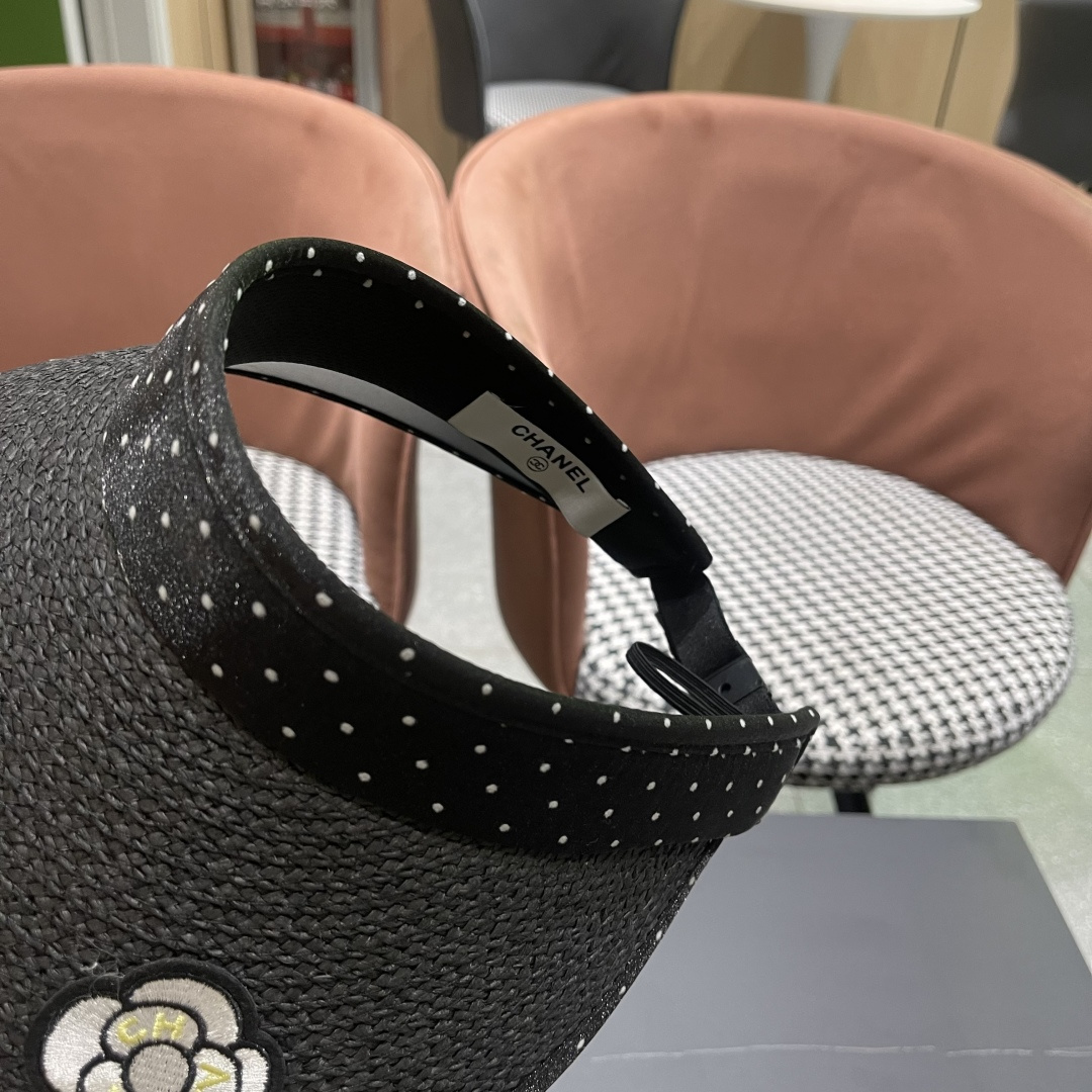  香奈儿CHANEL 新款法式波点大檐品脸小遮阳草编空顶帽女春夏防
晒潮时尚休闲 01