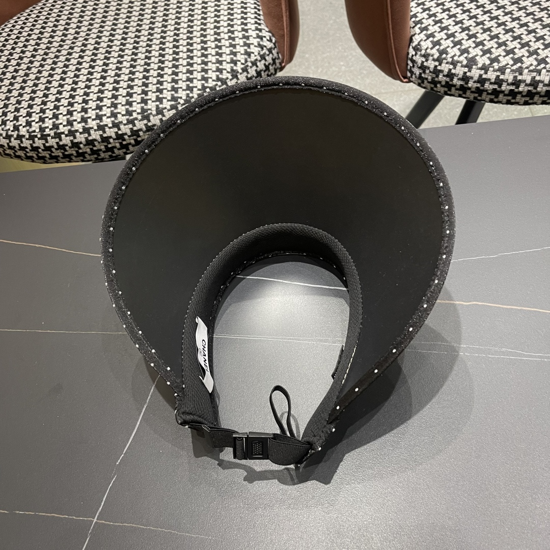  香奈儿CHANEL 新款法式波点大檐品脸小遮阳草编空顶帽女春夏防
晒潮时尚休闲 01