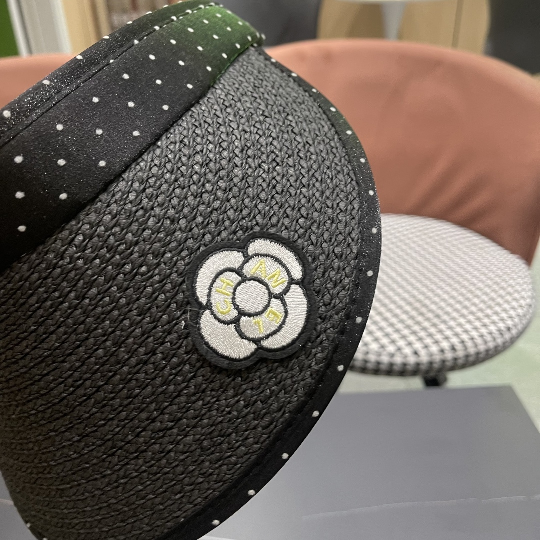  香奈儿CHANEL 新款法式波点大檐品脸小遮阳草编空顶帽女春夏防
晒潮时尚休闲 01