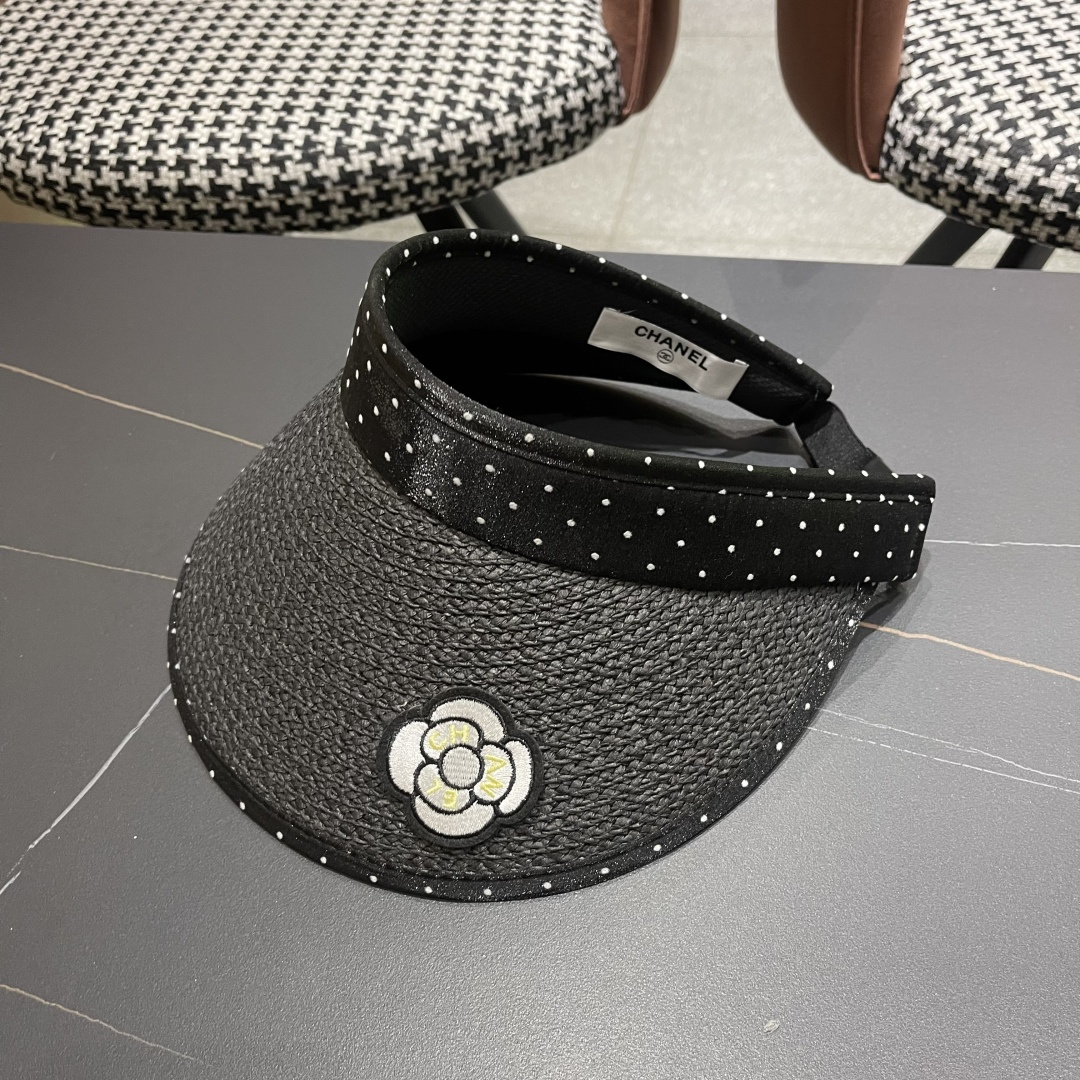  香奈儿CHANEL 新款法式波点大檐品脸小遮阳草编空顶帽女春夏防
晒潮时尚休闲 01