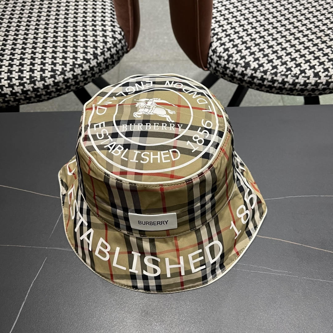 
Burberry（巴宝莉）2025原单渔夫帽  专柜热卖款纯棉内里，轻盈透气。完美版型，对格精准无误，