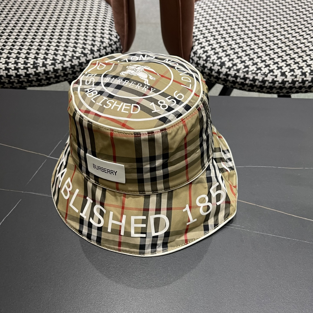 
Burberry（巴宝莉）2025原单渔夫帽  专柜热卖款纯棉内里，轻盈透气。完美版型，对格精准无误，