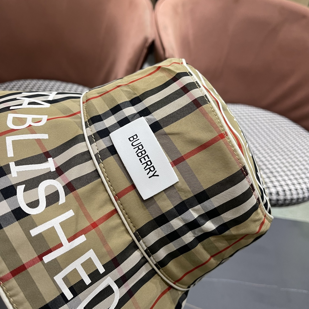 
Burberry（巴宝莉）2025原单渔夫帽  专柜热卖款纯棉内里，轻盈透气。完美版型，对格精准无误，