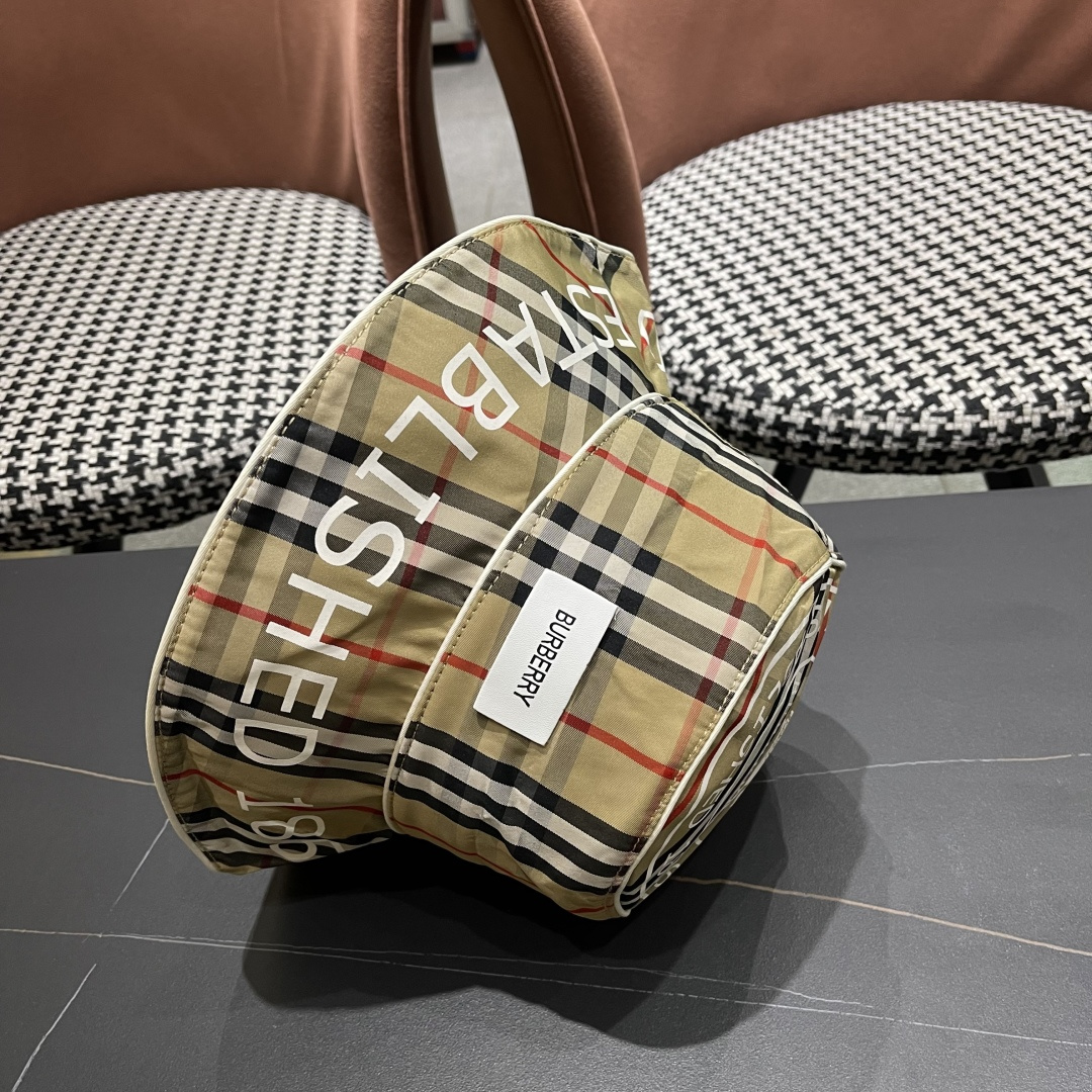 
Burberry（巴宝莉）2025原单渔夫帽  专柜热卖款纯棉内里，轻盈透气。完美版型，对格精准无误，