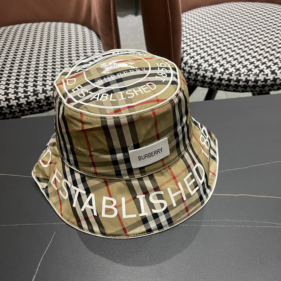
Burberry（巴宝莉）2025原单渔夫帽  专柜热卖款纯棉内里，轻盈透气。完美版型，对格精准无误，