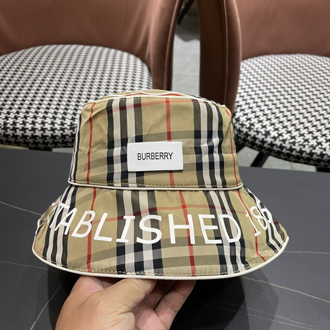 
Burberry（巴宝莉）2025原单渔夫帽  专柜热卖款纯棉内里，轻盈透气。完美版型，对格精准无误，