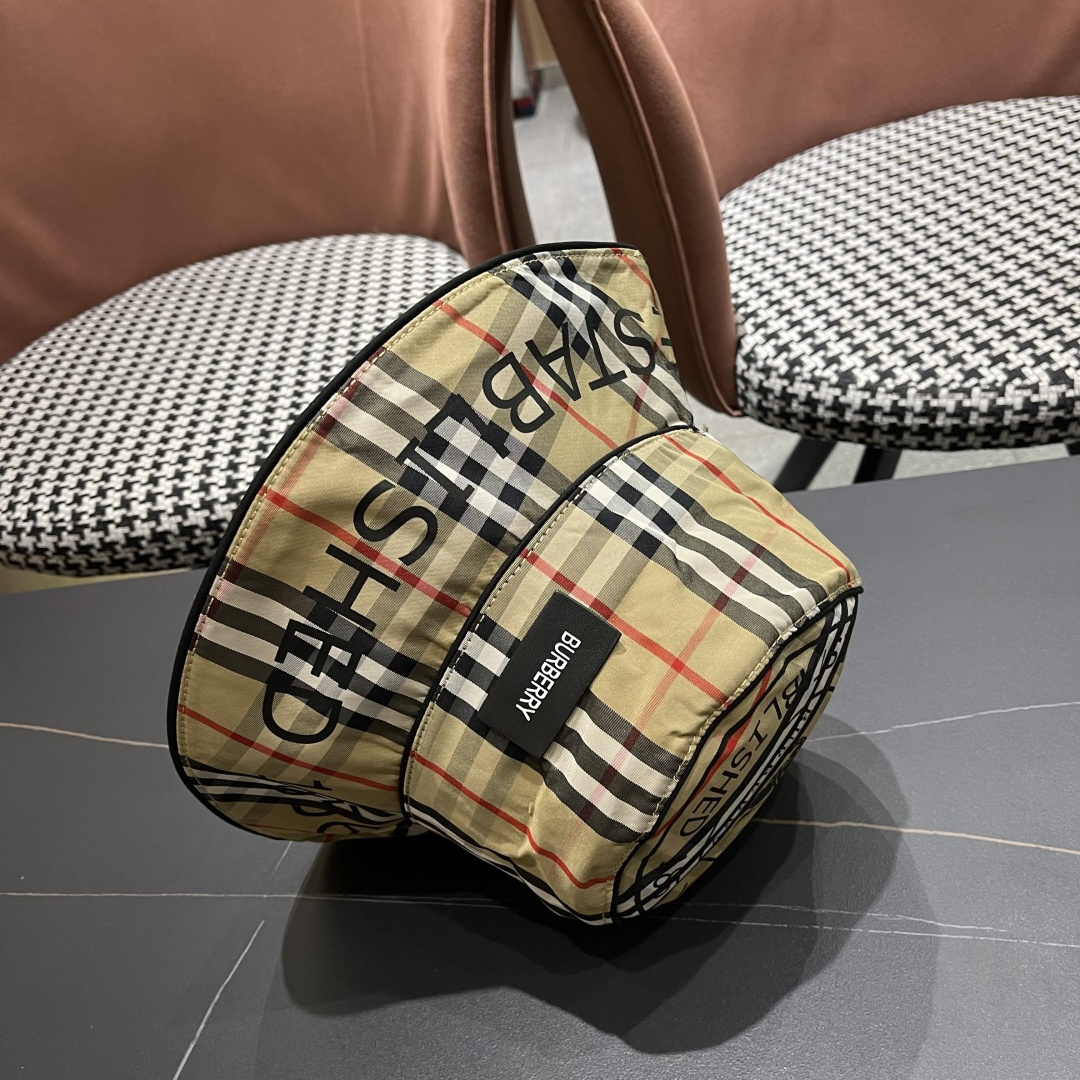 
Burberry（巴宝莉）2025原单渔夫帽  专柜热卖款纯棉内里，轻盈透气。完美版型，对格精准无误，