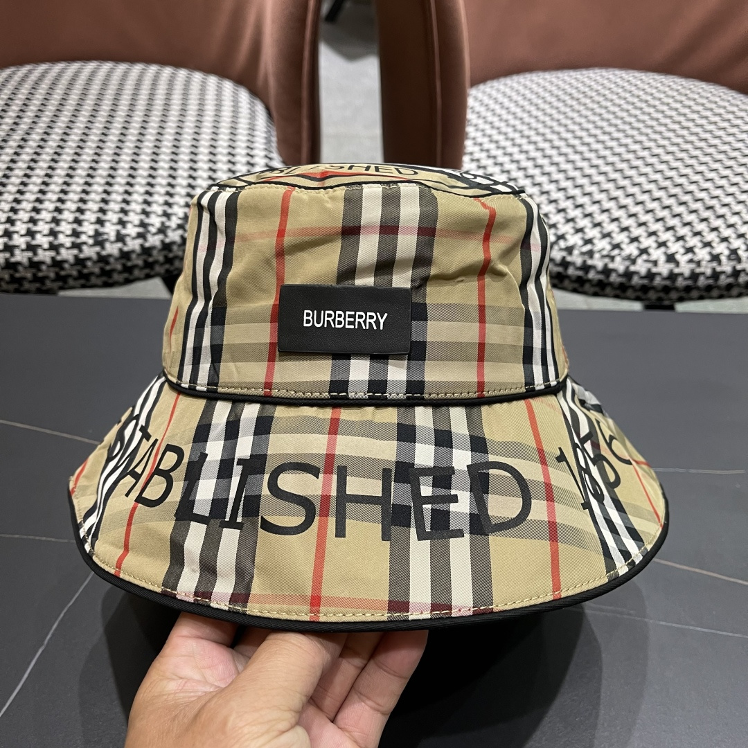 
Burberry（巴宝莉）2025原单渔夫帽  专柜热卖款纯棉内里，轻盈透气。完美版型，对格精准无误，