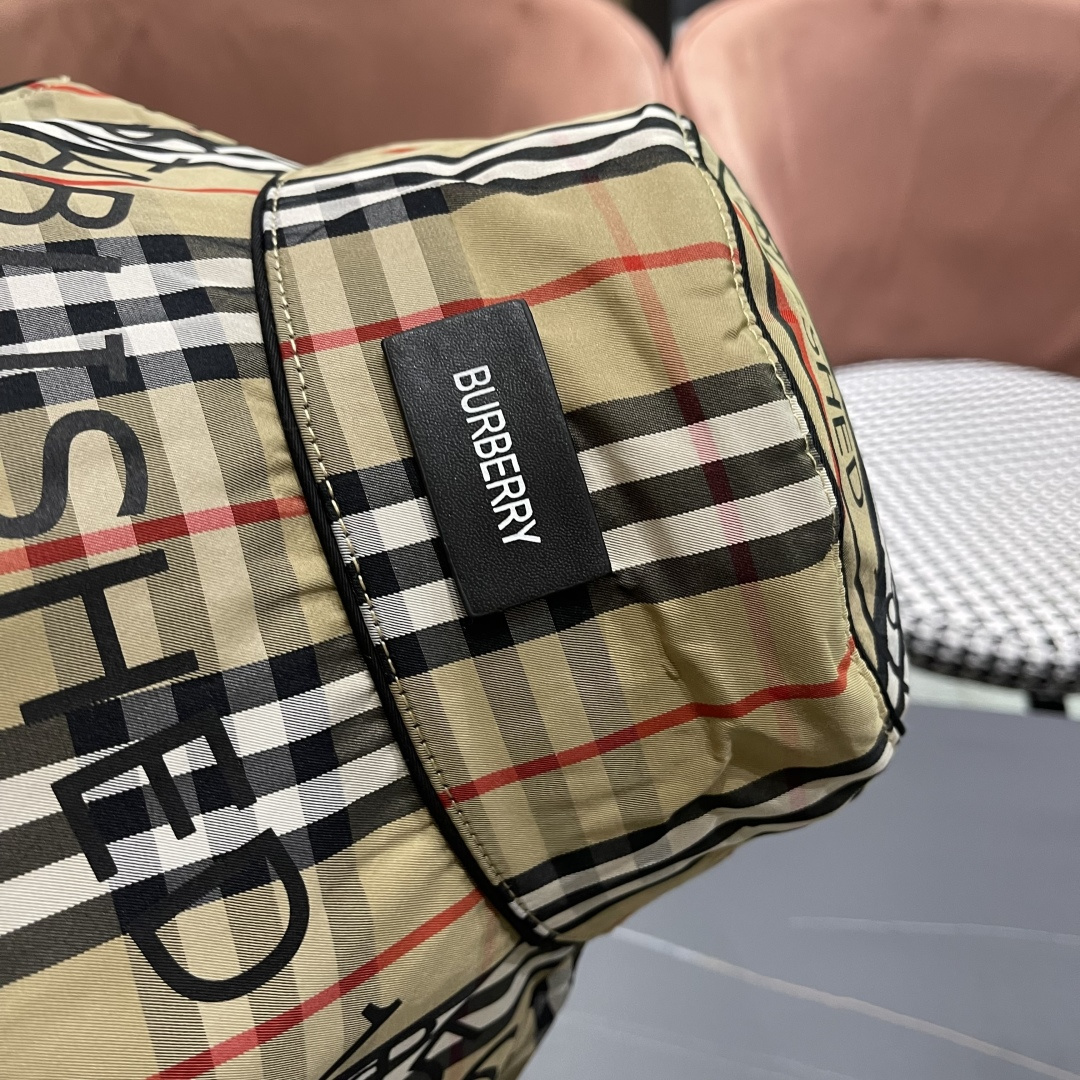 
Burberry（巴宝莉）2025原单渔夫帽  专柜热卖款纯棉内里，轻盈透气。完美版型，对格精准无误，