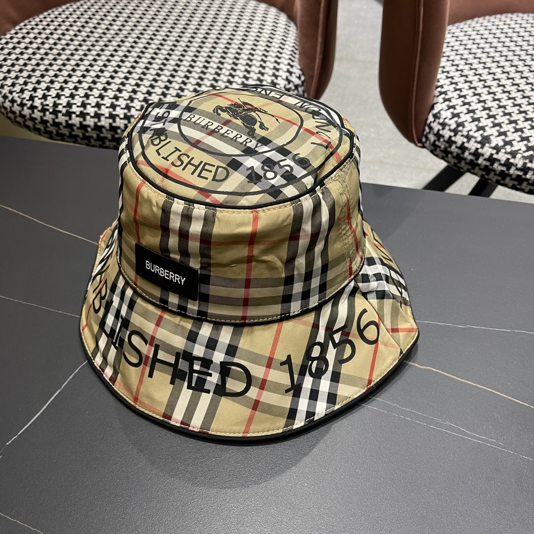 
Burberry（巴宝莉）2025原单渔夫帽  专柜热卖款纯棉内里，轻盈透气。完美版型，对格精准无误，
