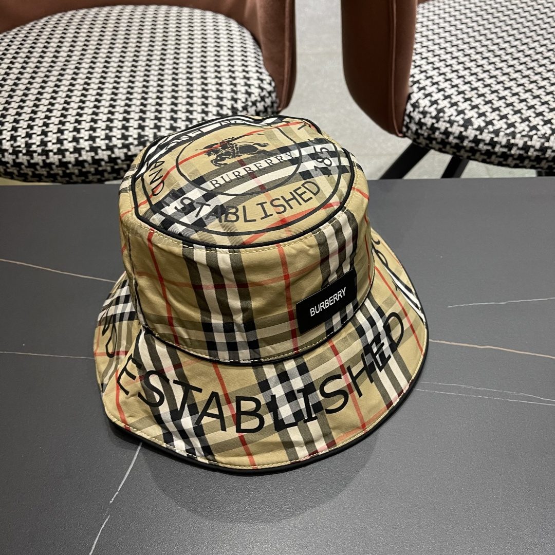
Burberry（巴宝莉）2025原单渔夫帽  专柜热卖款纯棉内里，轻盈透气。完美版型，对格精准无误，