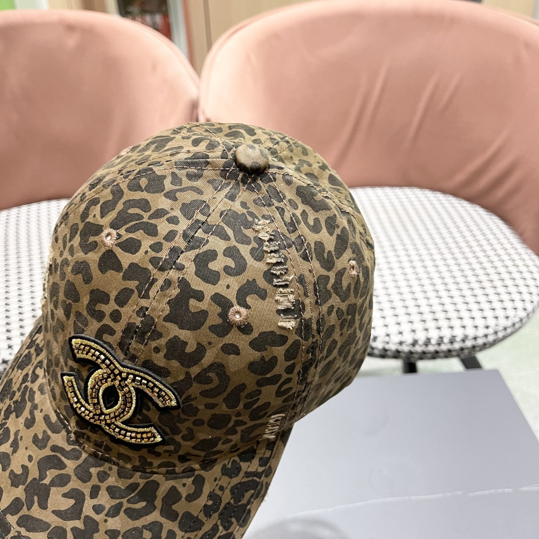 香奈儿新款豹纹棒球帽，很酷的色系，女佩戴都有不同style，第一批抢先出货！香粉必入款！
