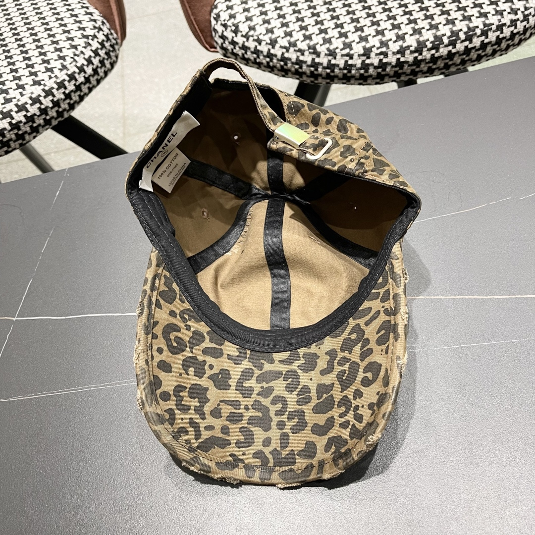 香奈儿新款豹纹棒球帽，很酷的色系，女佩戴都有不同style，第一批抢先出货！香粉必入款！