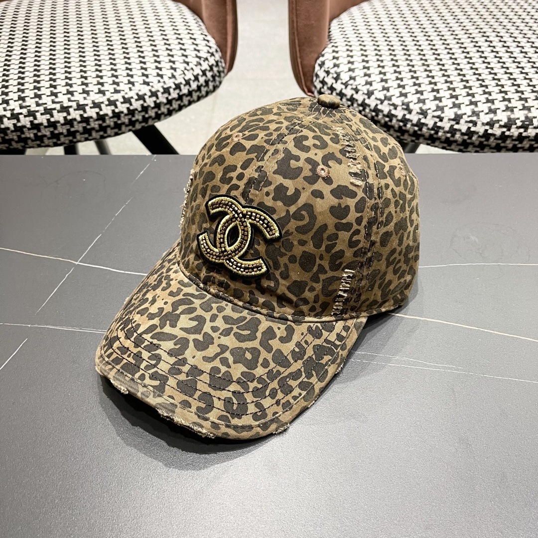 香奈儿新款豹纹棒球帽，很酷的色系，女佩戴都有不同style，第一批抢先出货！香粉必入款！