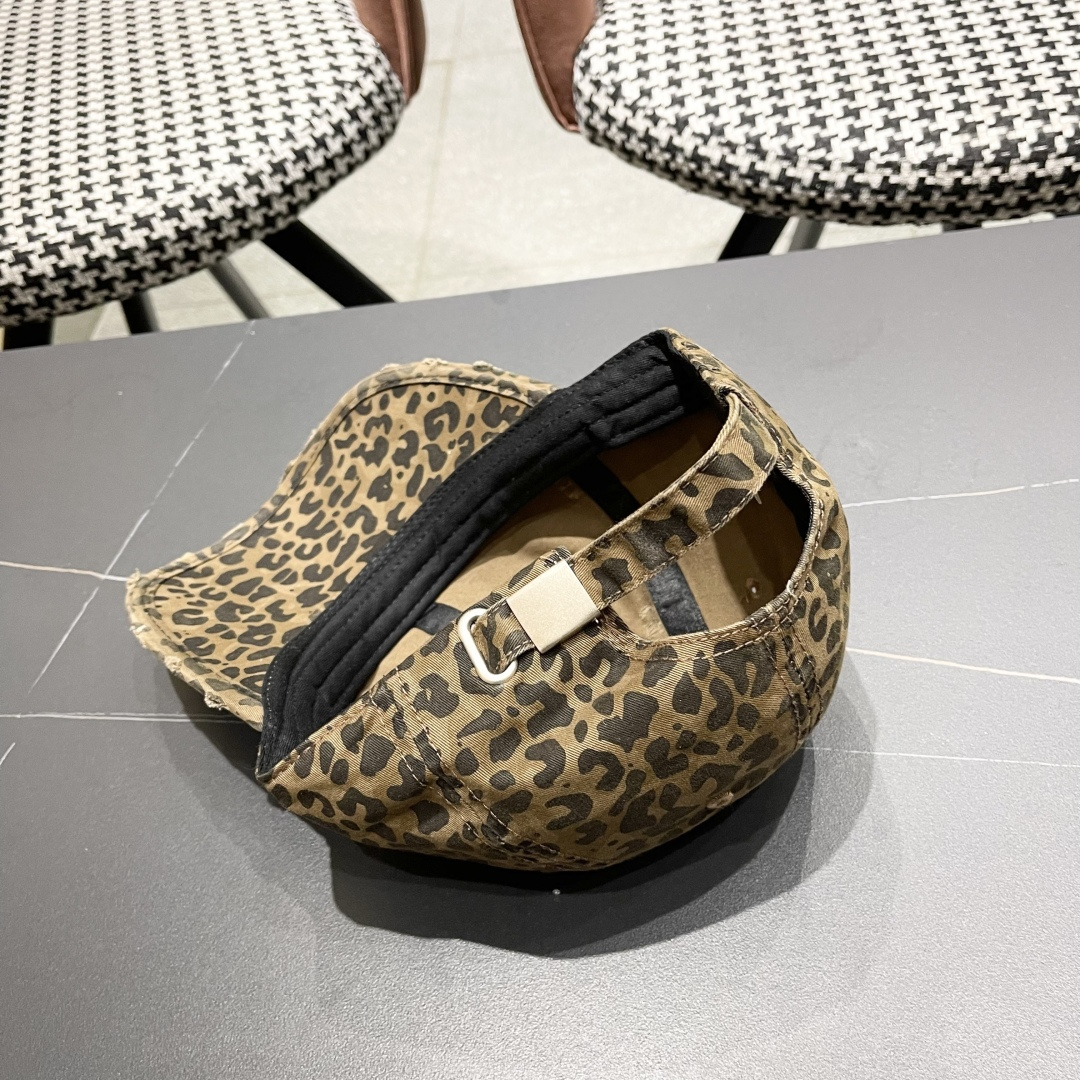 香奈儿新款豹纹棒球帽，很酷的色系，女佩戴都有不同style，第一批抢先出货！香粉必入款！