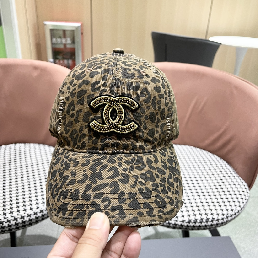 香奈儿新款豹纹棒球帽，很酷的色系，女佩戴都有不同style，第一批抢先出货！香粉必入款！