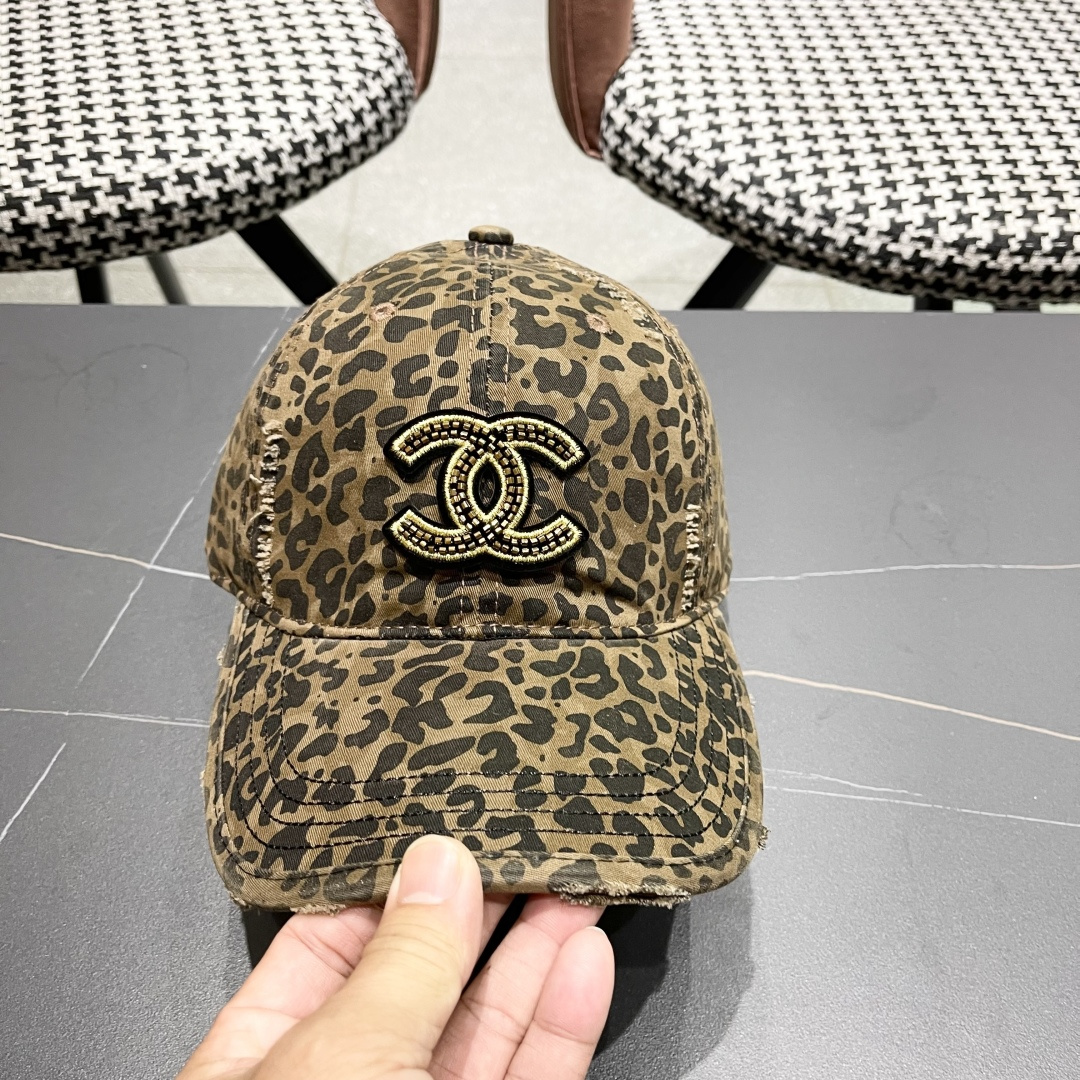 香奈儿新款豹纹棒球帽，很酷的色系，女佩戴都有不同style，第一批抢先出货！香粉必入款！