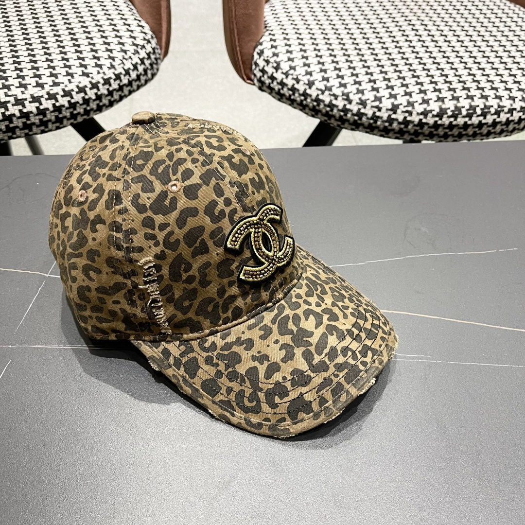 香奈儿新款豹纹棒球帽，很酷的色系，女佩戴都有不同style，第一批抢先出货！香粉必入款！