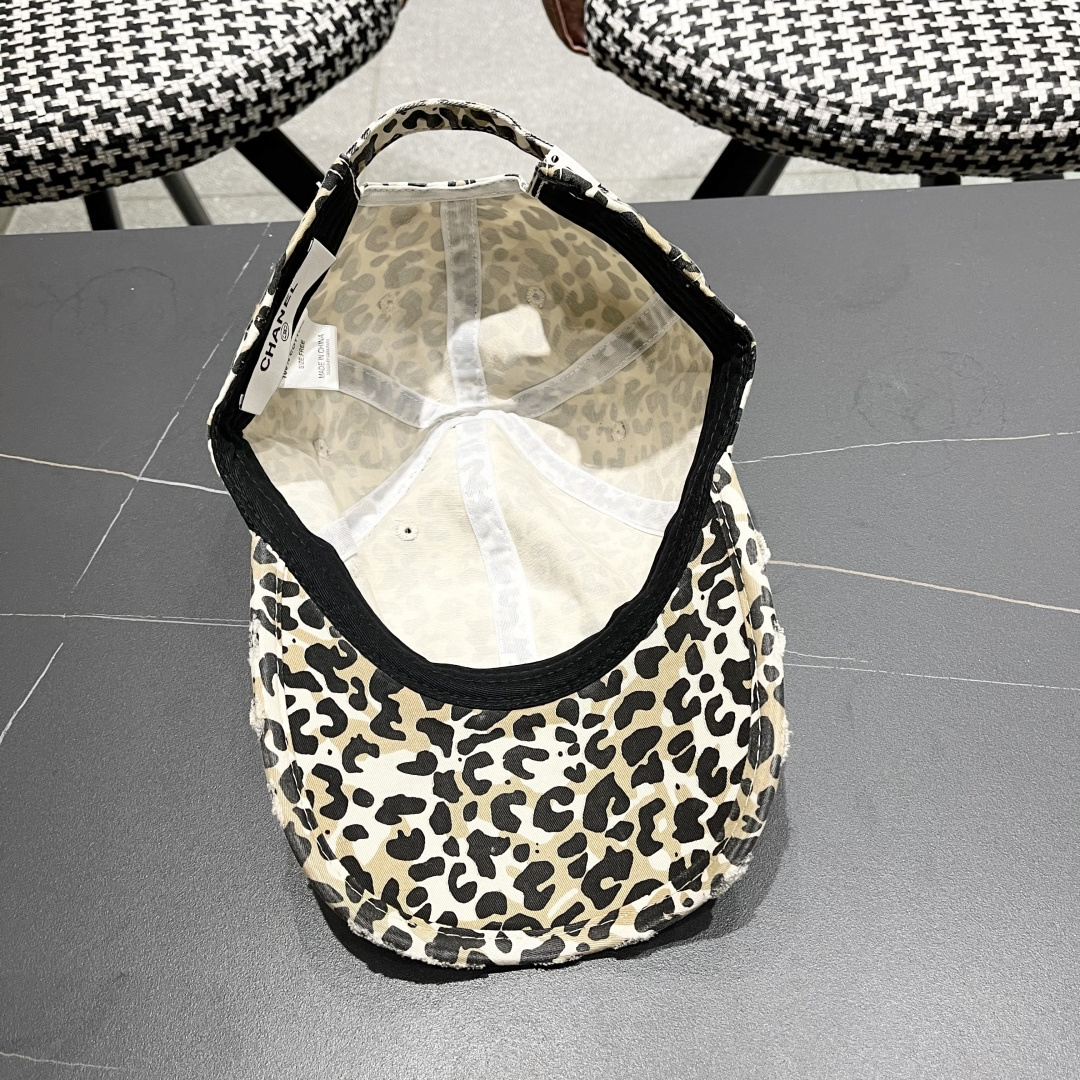 香奈儿新款豹纹棒球帽，很酷的色系，女佩戴都有不同style，第一批抢先出货！香粉必入款！