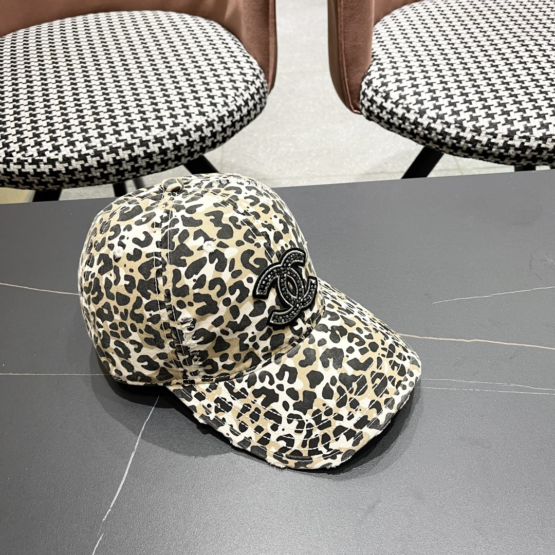 香奈儿新款豹纹棒球帽，很酷的色系，女佩戴都有不同style，第一批抢先出货！香粉必入款！